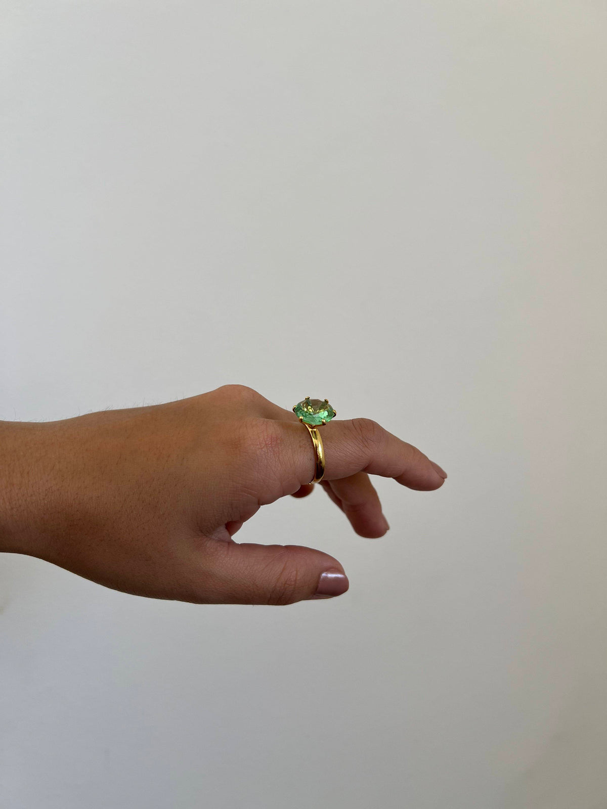 Anel Solitário Pedra Verde 12 mm Folheado a Ouro 18K Regulável