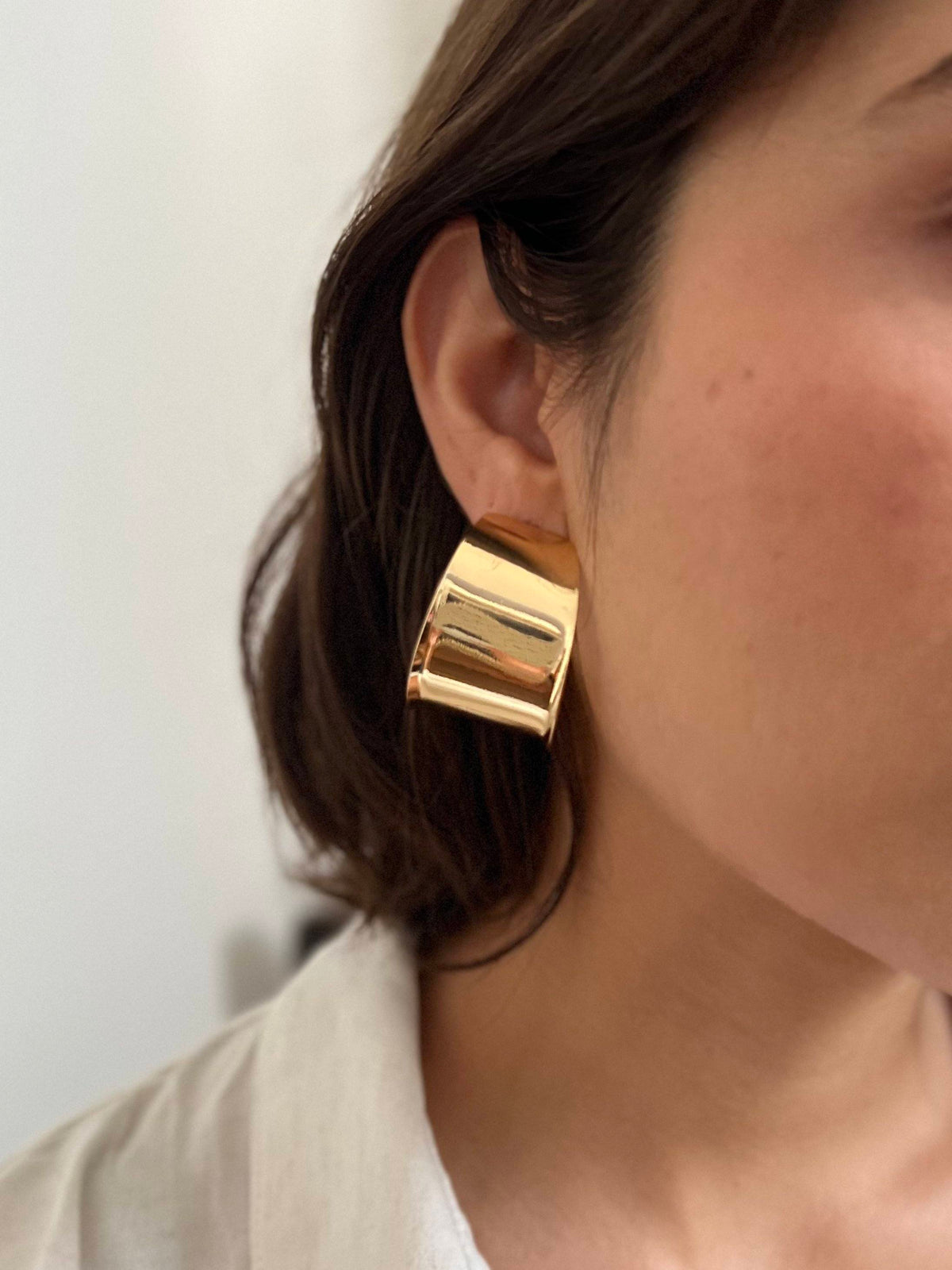Argola Folheada a Ouro 18K Lisa Lateral Curvada