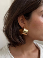 Argola Folheada a Ouro 18K Lisa Lateral Curvada