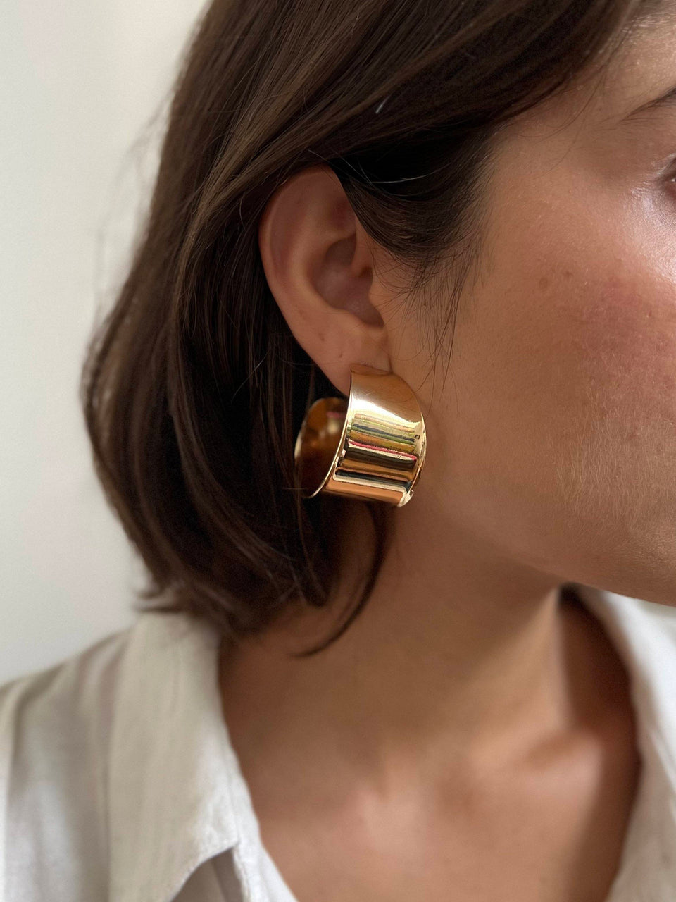 Argola Folheada a Ouro 18K Lisa Lateral Curvada
