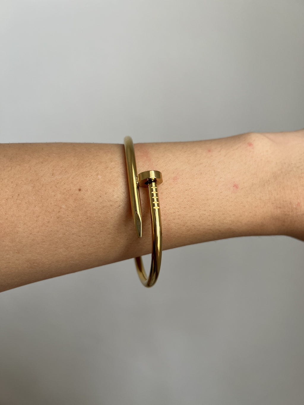 Bracelete de Prego Dourado