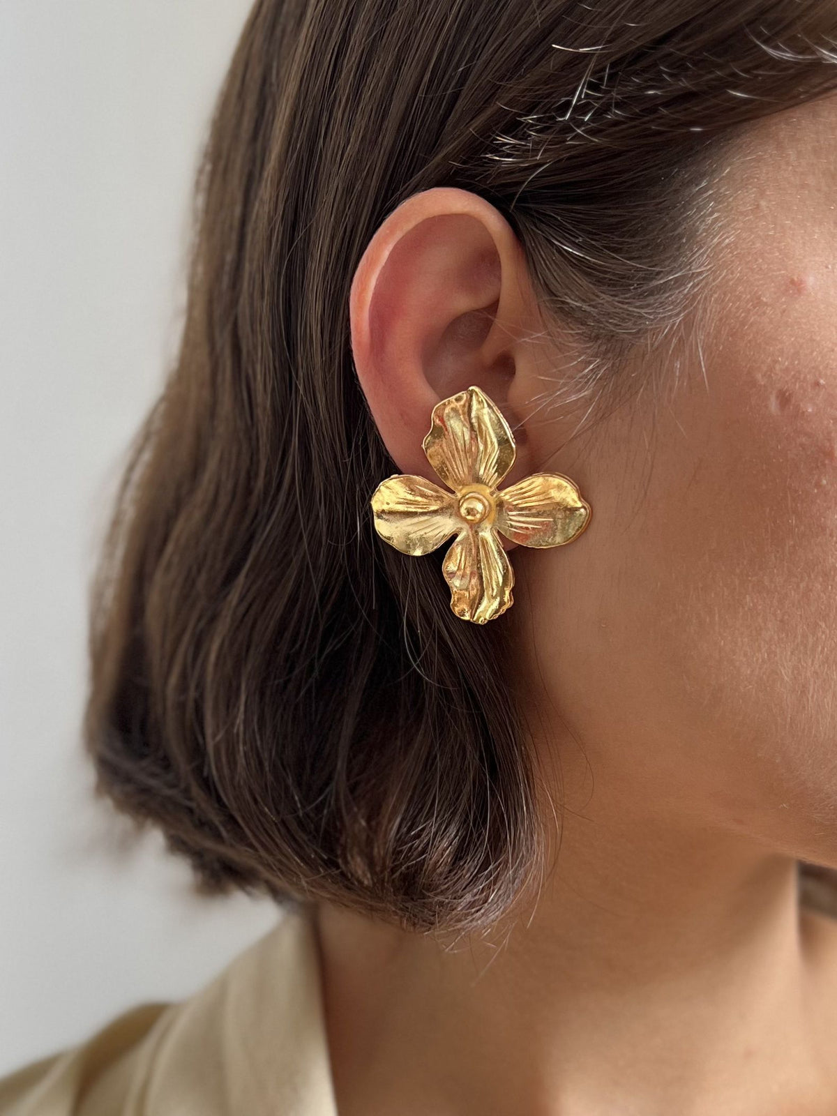 Brinco Folheado a Ouro 18K Flor 4 Pétalas