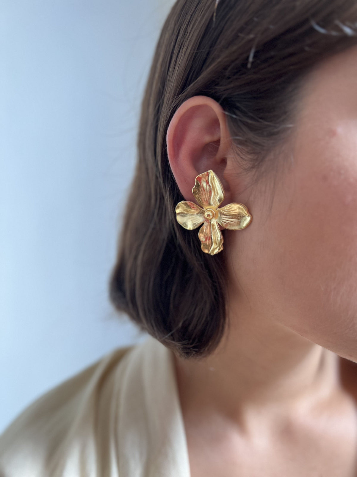 Brinco Folheado a Ouro 18K Flor 4 Pétalas