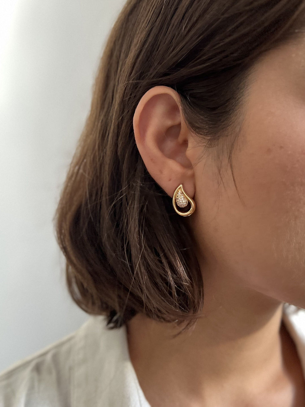 Brinco Folheado a Ouro 18K Gota Curvada Cravejada