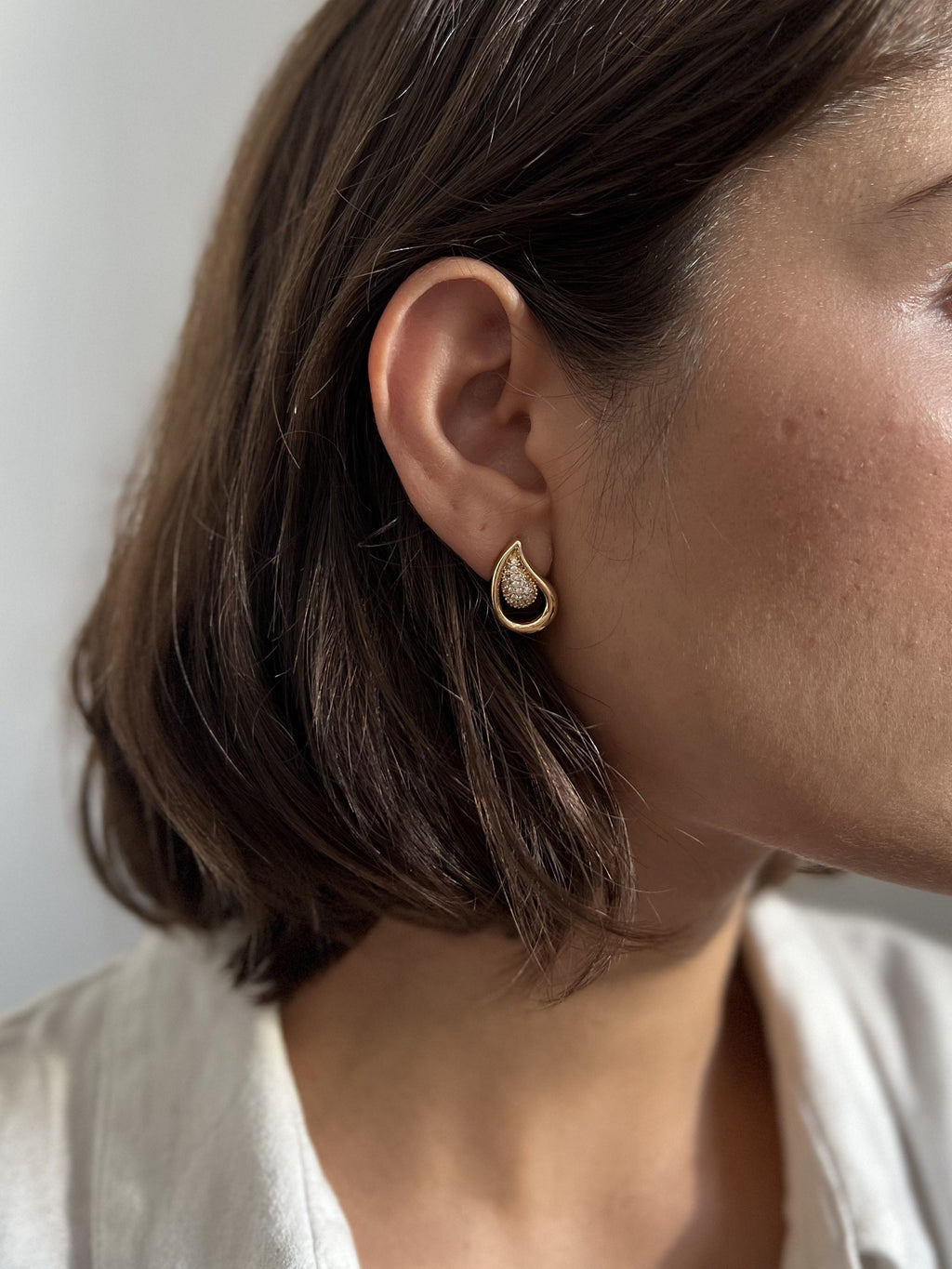 Brinco Folheado a Ouro 18K Gota Curvada Cravejada