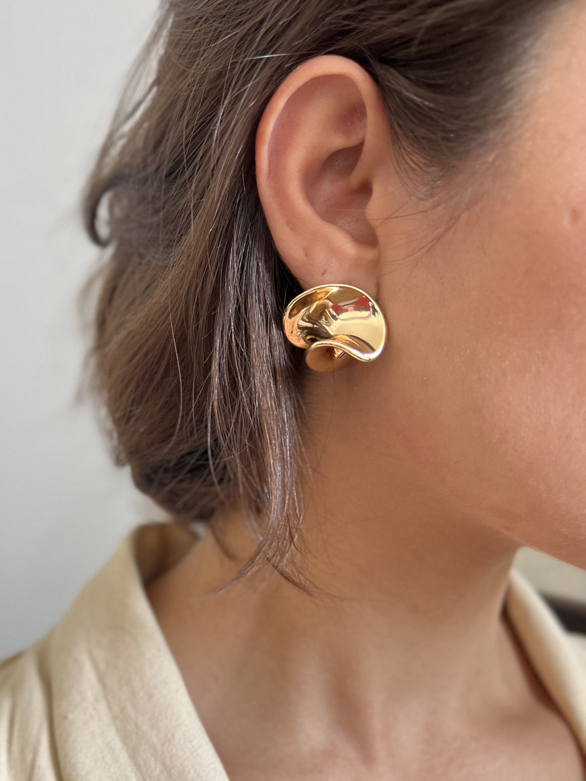 Brinco Folheado a Ouro 18K Liso Curvado
