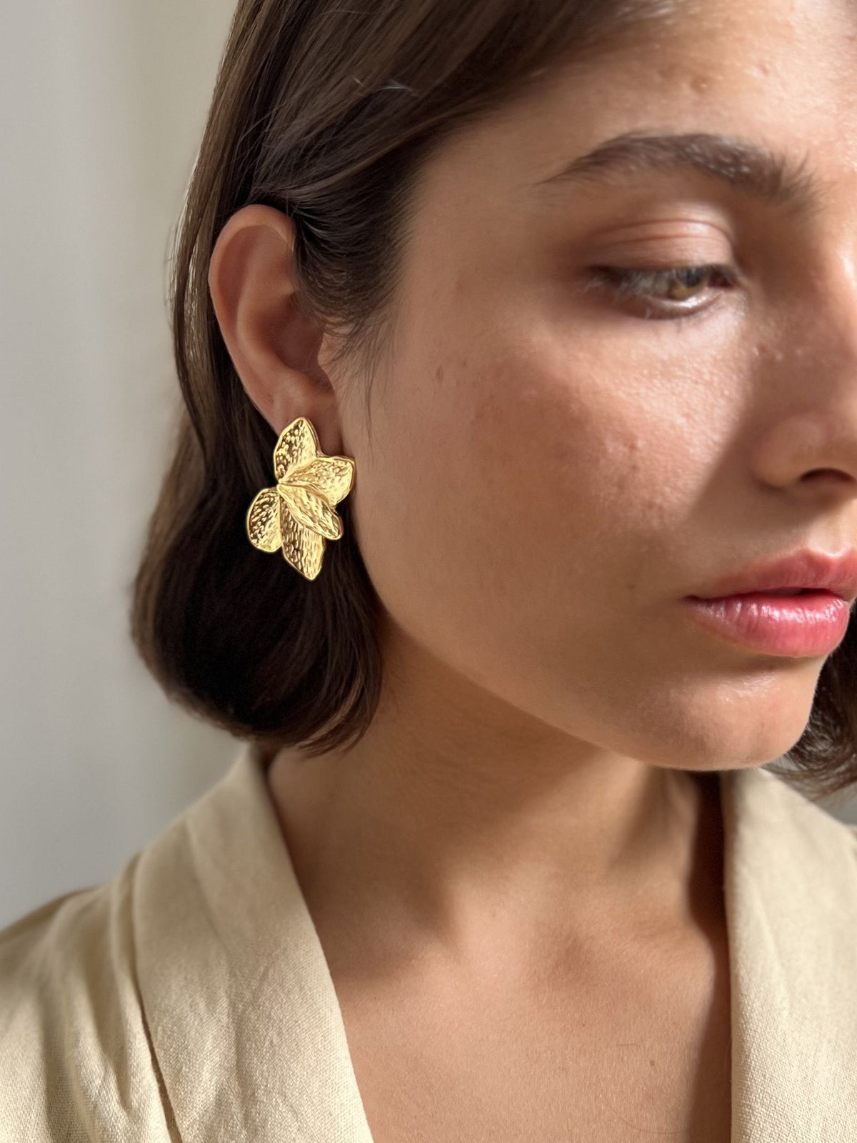 Brinco Folheado a Ouro 18K Metade Flor Detalhado