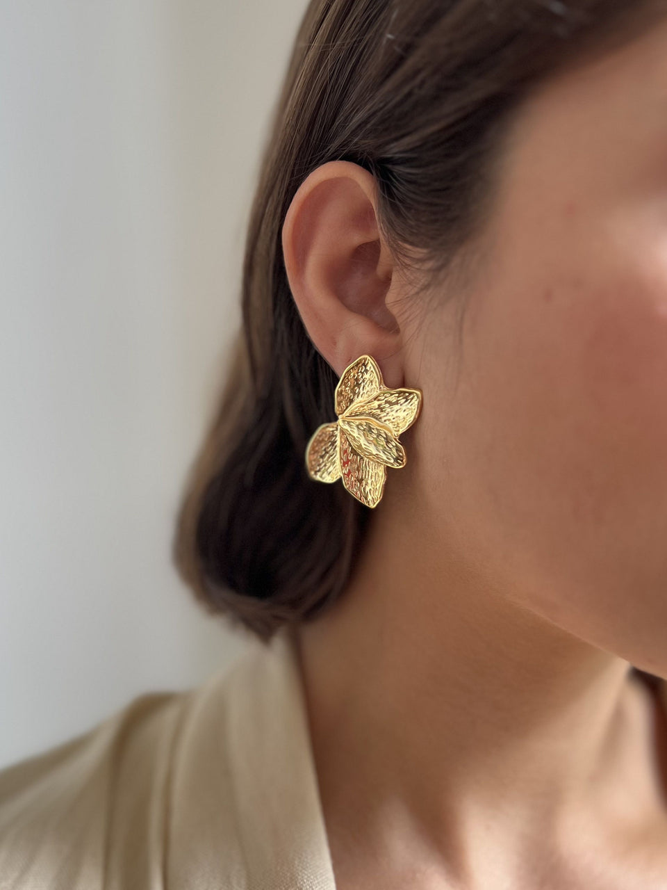 Brinco Folheado a Ouro 18K Metade Flor Detalhado