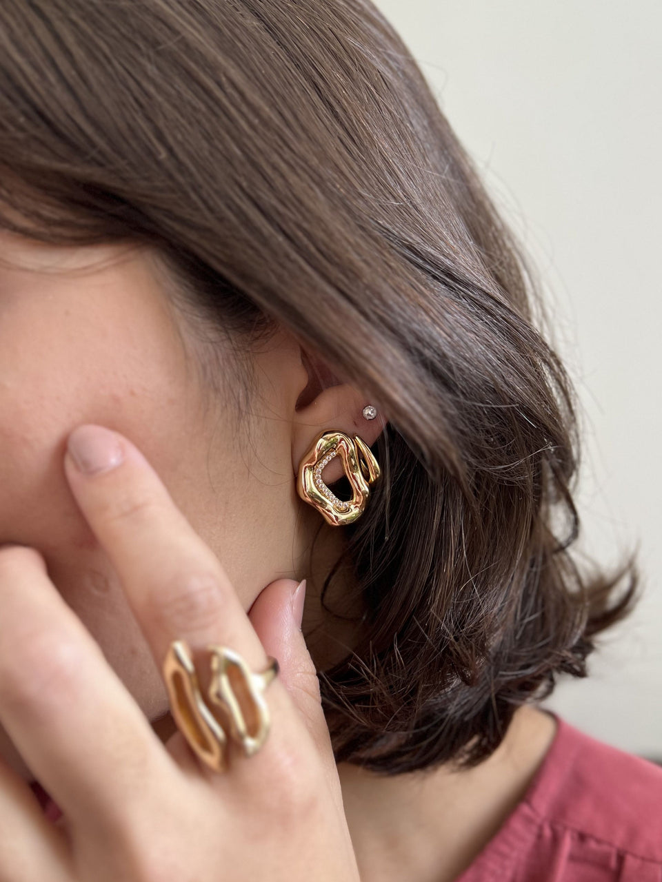 Brinco Folheado a Ouro 18K Orgânico com Zircônia