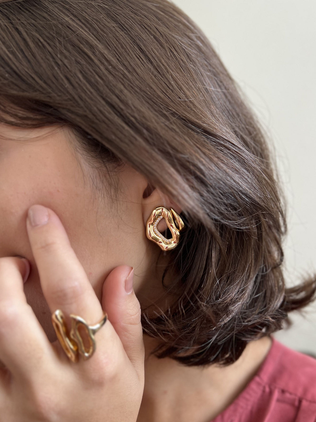 Brinco Folheado a Ouro 18K Orgânico com Zircônia