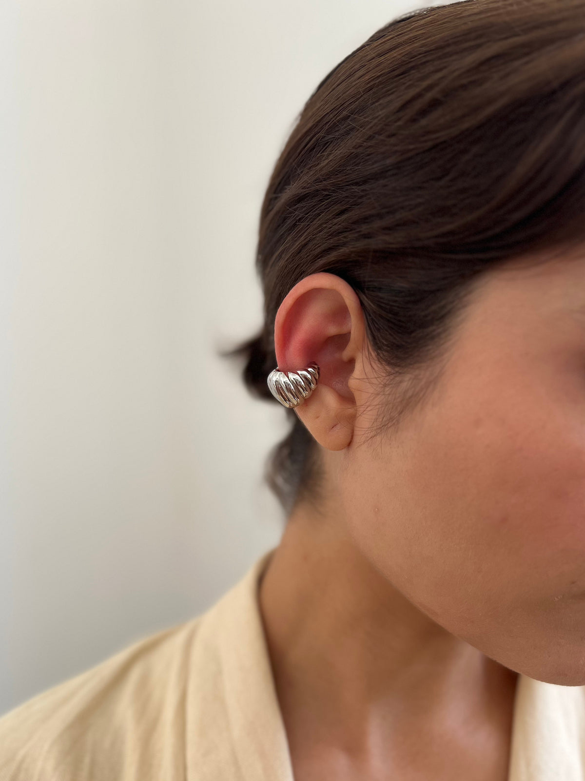 Piercing Fake Folheado a Prata Detalhado