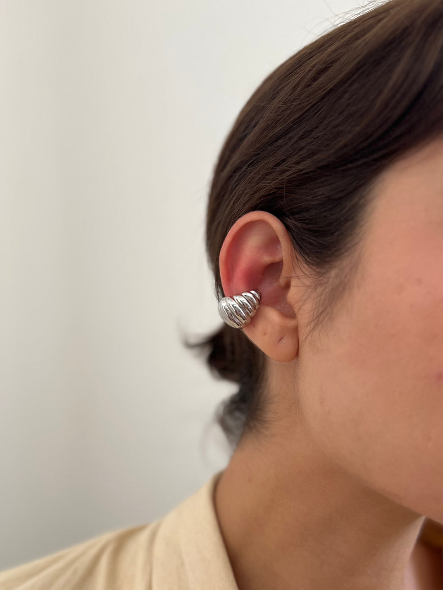 Piercing Fake Folheado a Prata Detalhado